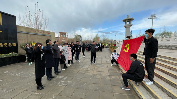 【庆祝建党100周年系列活动】纺织工程学院团支部组织开展“学党史、祭先烈、悟思想”祭扫英烈活动