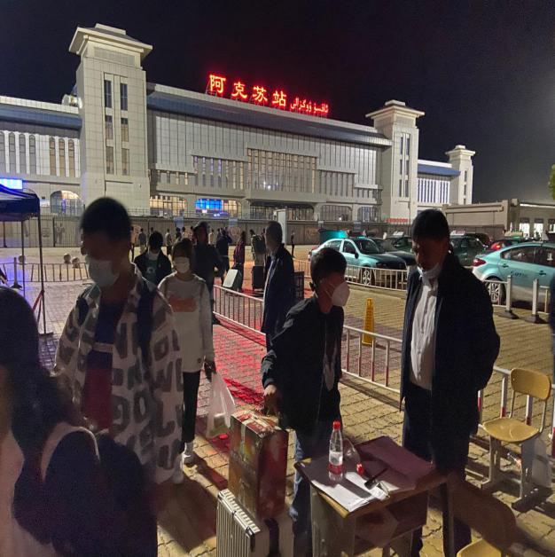 党史学习我先行，我为新生办实事——学院领导夜间慰问接站组教师