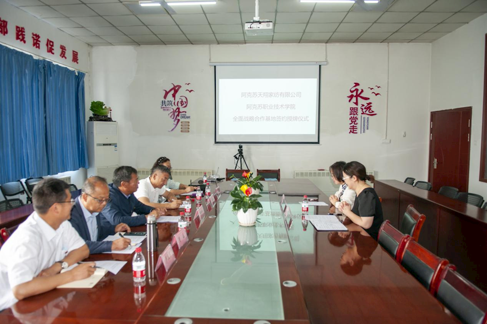 校企合作 互惠共赢 ——学院深入企业调研人才需求并举行校企合作签约座谈会暨揭牌仪式